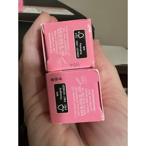 Too Faced Kissing Jelly Gloss Juicy Lip Oil/Gloss Hybrid Raspberry New - Picture 3 of 3